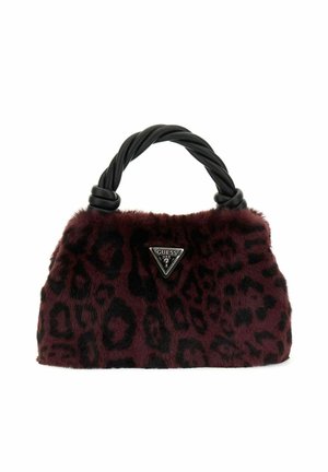 Sac à main en fausse fourrure bordeaux avec un motif léopard noir, anses torsadées noires et un accent logo triangulaire noir. Forme compacte et arrondie.