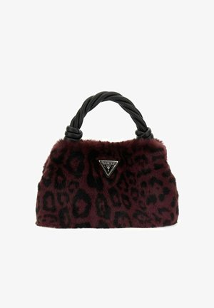 Sac à main en fausse fourrure bordeaux avec un motif léopard noir, anses torsadées noires et un accent logo triangulaire noir. Forme compacte et arrondie.