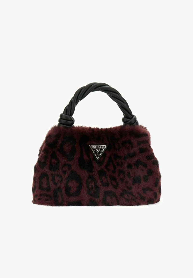Sac à main en fausse fourrure bordeaux avec un motif léopard noir, anses torsadées noires et un accent logo triangulaire noir. Forme compacte et arrondie.