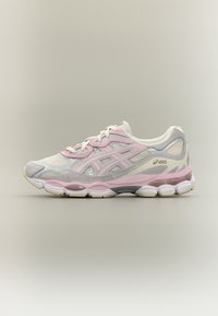 Neselectat, concrete/barely rose