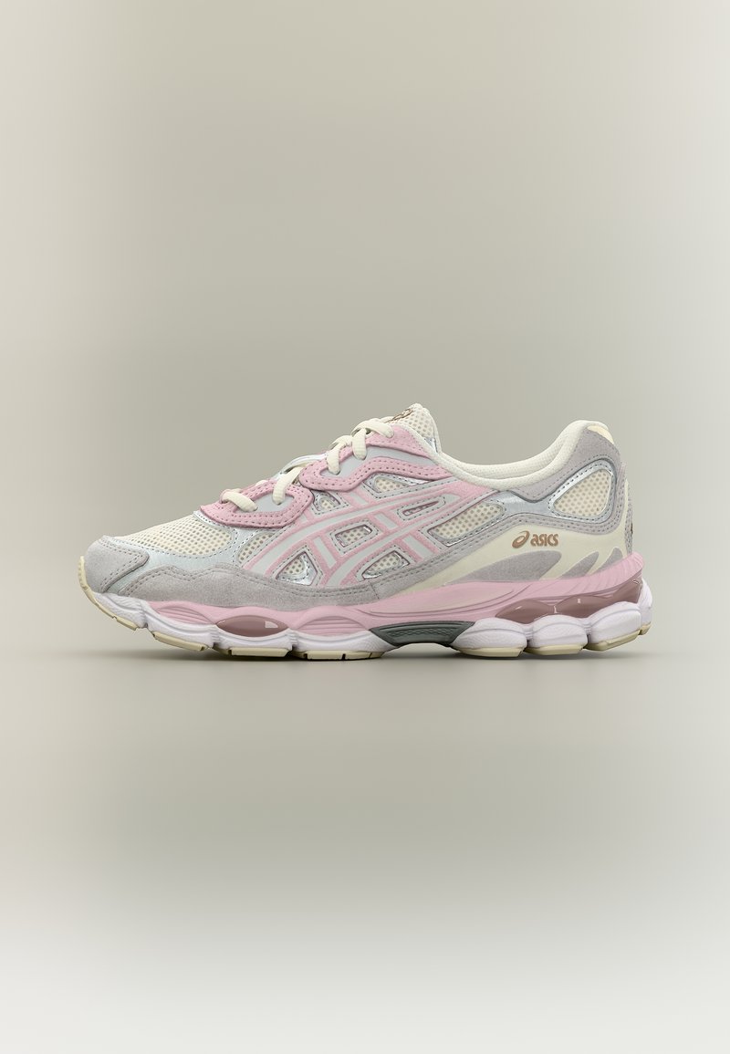 Bela in rožnata tekaška copata Asics z mrežastimi in semiš obrobami, z zapenjanjem na vezalke in podplatom za blaženje, prikazana na nevtralnem ozadju.