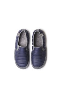 Mörkblå quiltade tofflor med grå fleecelining och gummisula. Slip-on-design med elastiska sidor för enkel påtagning och komfort.