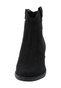 Schwarzer Knöchelstiefel aus strukturiertem Material mit körpernahem Design. Verfügt über einen Reißverschluss und eine glatte schwarze Sohle.