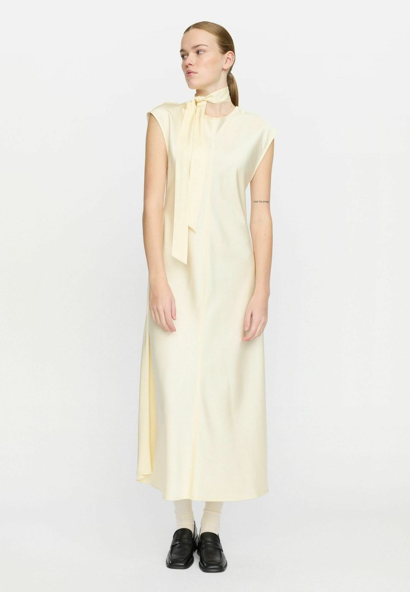 Hameh sleek, ulok kadhu ka vestido saíke yellow. Ma'khu tie collar, hya ki thora side slit, ao ma'rakha koth harodi. Hameh wrok na dakka koth sho.