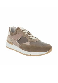 Sneaker in suede e mesh marrone con accenti bianchi, lacci beige e suola testurizzata. Presenta un design elegante e sportivo.