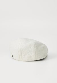 Beret blanco de lana con una superficie texturizada, forma redonda y una pequeña etiqueta en el lado. Diseño minimalista sin adornos visibles.