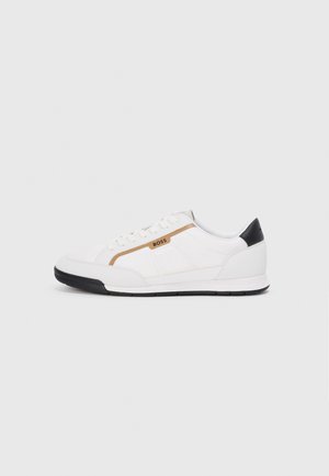 Weiße Sportschuhe mit Mesh- und Lederelementen. Ausgestattet mit einem goldenen "BOSS"-Logo, strukturierten Seitenpaneelen und einer schwarzen Fersenkappe. Gummisohle.