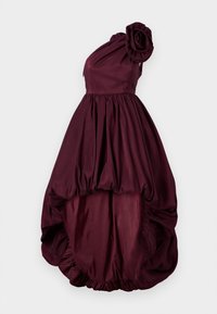 Burgundy yksivartinen mekko, jossa on kukkakoriste, muotoiltu vartalo ja hulmuava helma, joka kerääntyy alareunassa, esitellen sileää pintaa.