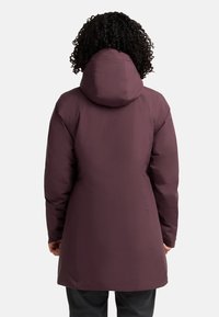 Bordeauxfarbene wasserdichte Parka mit Kapuze, mittellange bis zur Oberschenkelhöhe, glatte Textur und minimalistische Designmerkmale. Besitzt eine leichte Taillierung.