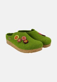 Zoccoli in feltro verde con soletta in sughero, caratterizzati da accenti circolari in feltro multicolore sulla parte superiore. Design con punta arrotondata e parte posteriore aperta.