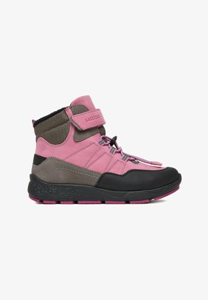 Roze en grijze hoge wandelschoen met zwarte neuskap, verstelbare band, vetervergrendeling en gestructureerde zool.