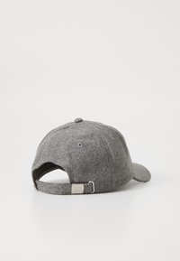 Grå baseballcap med buet skygge, justerbar rem bagpå og metalhardware accent. Tekstiler med ventilationshuller.