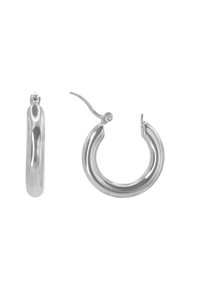 Orecchini a cerchio in argento con una finitura liscia e lucida. Presentano un design arrotondato e stratificato con chiusura a cerniera.