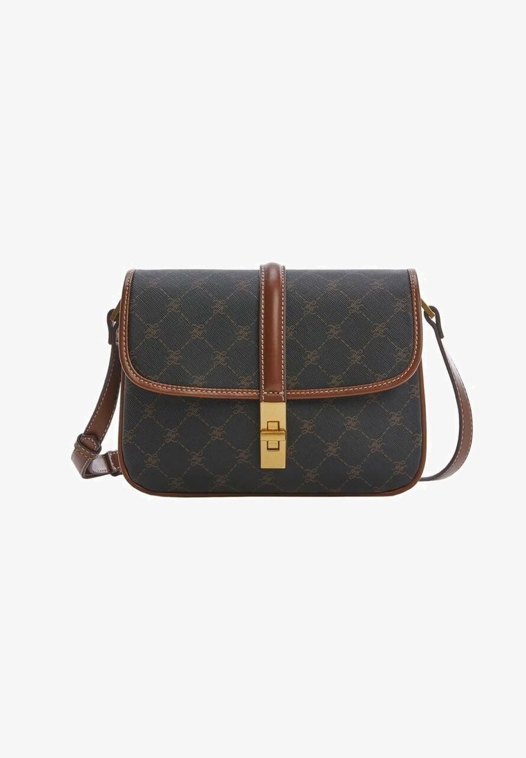 Sac bandoulière marron et gris foncé avec un fermoir doré, une texture à motif et une sangle d'épaule réglable.
