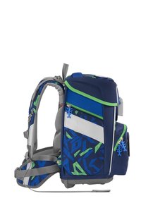 Zaino con un motivo geometrico blu e verde, realizzato in tessuto texturizzato, dotato di spallacci grigi, maniglia superiore e tasche con zip.