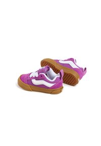Baskets Vans avec une tige en toile rose, un design à rayures blanches et une semelle en caoutchouc brun avec une texture antidérapante. Lacets et onglet au talon inclus.