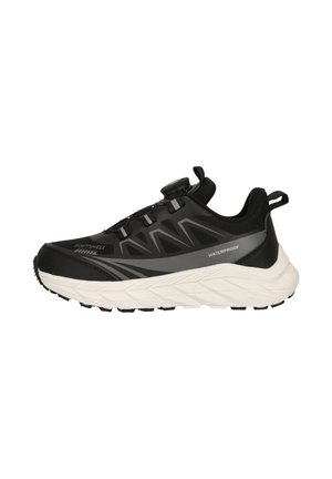 Sort vandtæt softshell sneaker med hvid sål, drejeknap, og trækkroge på hælen og tungen, set fra siden på hvid baggrund.