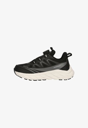 Sort vandtæt softshell sneaker med hvid sål, drejeknap, og trækkroge på hælen og tungen, set fra siden på hvid baggrund.
