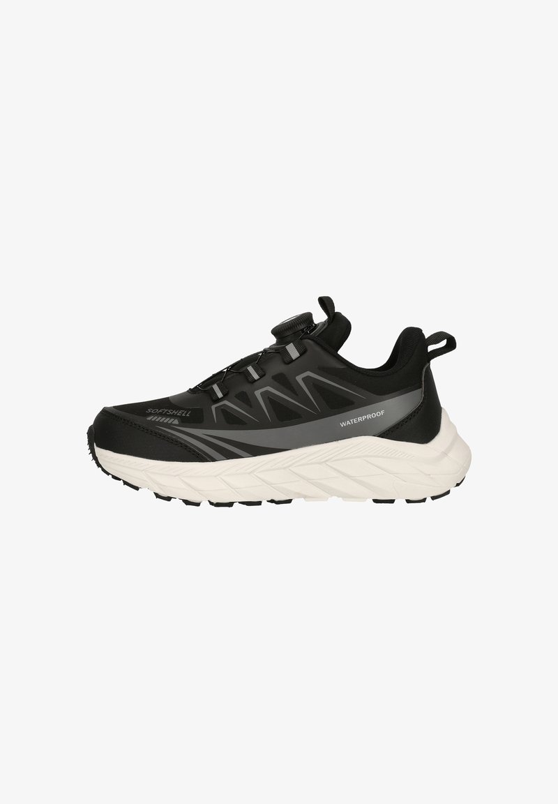 Baskets souples étanches en noir avec semelle blanche, système de fermeture à molette et languettes de traction sur le talon et la languette, vue de profil sur fond blanc.