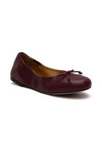 Burgunderfarbene Leder-Balletschuhe mit runder Zehenpartie, leichtem Schlupf an den Seiten und einer Schleifenakzent an der Vorderseite. Strukturierte Außensohle für besseren Halt.