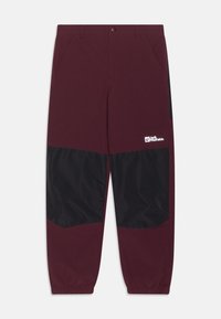 Vinröda byxor med svarta detaljer, med en logotyp, två framfickor och elastiska muddar. Tillverkade av slitstukt material för utomhusbruk.