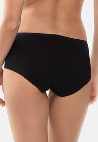 Svarta bomullsunderkläder med en slät yta och sömlös design, med hög midja och måttlig täckning på baksidan.