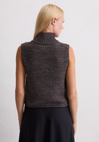 Donkergrijze mouwloze gebreide top met een hoge kraag, textuurstof en een aansluitend ontwerp, met gladde stiksels en een verkorte lengte.