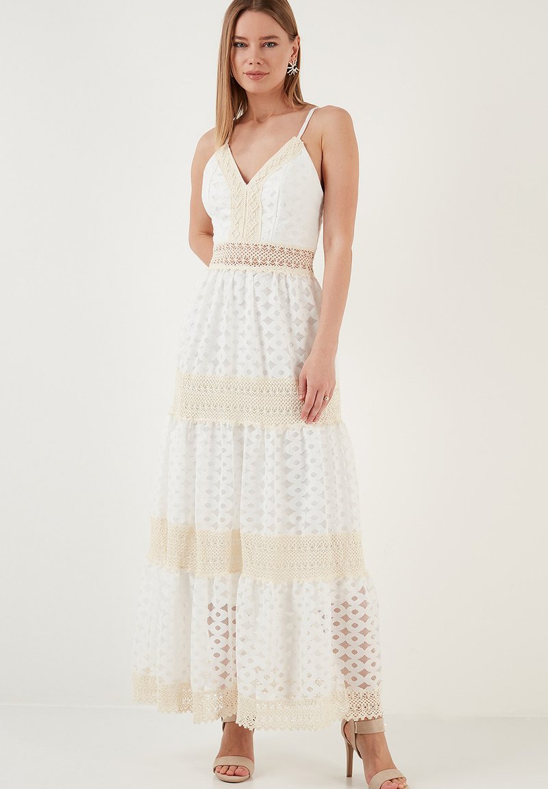 Maxikleid in Weiß mit einem geschichteten Design, verziert mit Spitzenbesätzen, einem V-Ausschnitt, verstellbaren Trägern und einem strukturierten Muster.