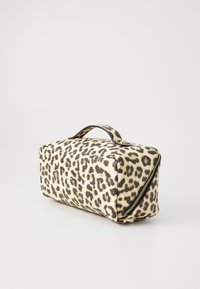 Kosmetiktasche mit Leopardenmuster in rechteckiger Form, ausgestattet mit einem stabilen Griff, einem goldenen Reißverschluss und einer strukturierten Oberfläche.