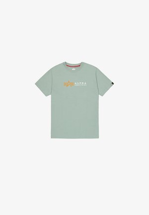 Jasnozielona koszulka z krótkim rękawem, wykonana z bawełny, z białym i pomarańczowym graficznym logiem z przodu oraz kontrastowym czerwonym kołnierzykiem.