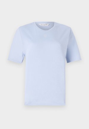T-shirt bleu clair à manches courtes en coton doux. Il présente un col rond et un petit logo brodé sur la poitrine.