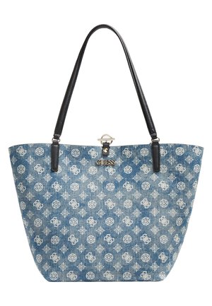 Blå denimnettaske med hvide gentagne logomønstre, sorte skulderstropper og en guldfarvet GUESS-logo og lås foran.