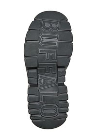 Fekete gumis sneaker talp textúrált mintákkal és hangsúlyos "BUFFALO" logóval. Részletek között megtalálhatóak a tapadást segítő bordák és a lekerekített orr rész.