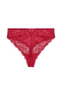Tanga de encaje rojo con patrones florales, bordes en forma de ondas y una textura transparente. Presenta una forma triangular y un diseño de espalda minimalista.