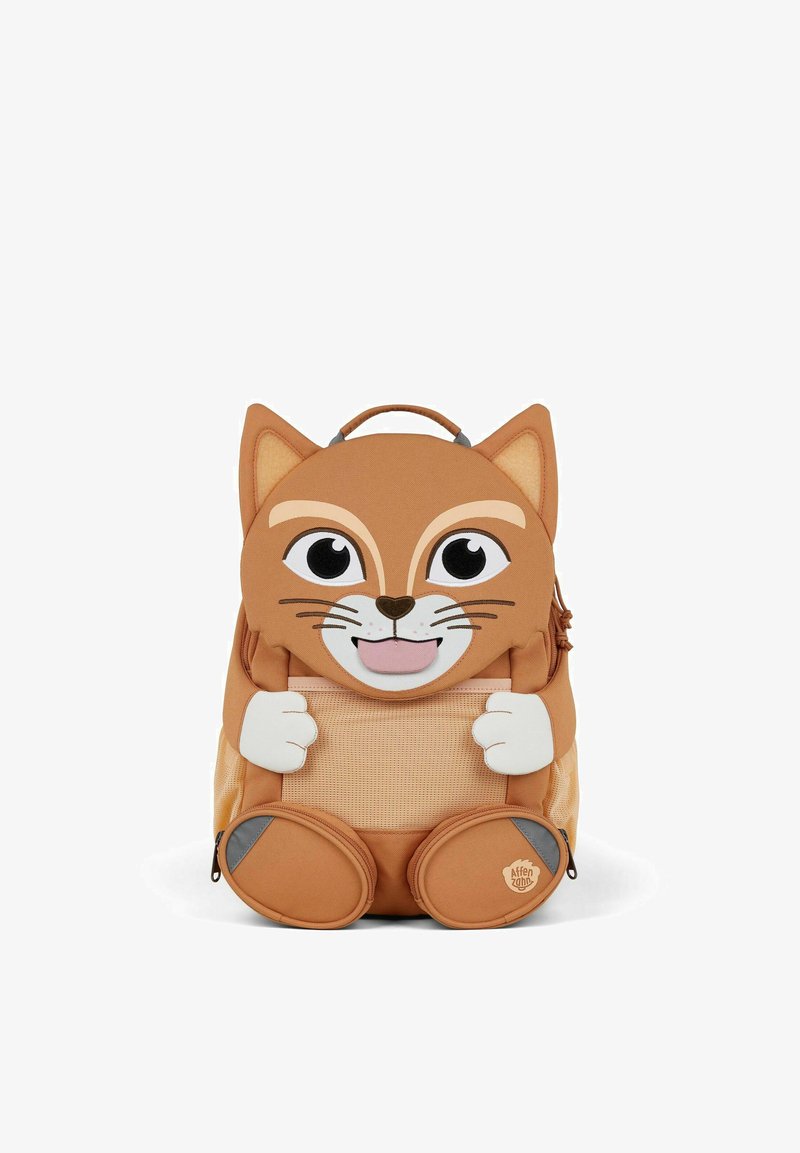 Oranger Stoffrucksack mit einem Katzendesign, großen Augen, einem lächelnden Mund und 3D-Ohren. Enthält weiße Hände und runde gepolsterte Pfoten am Boden.