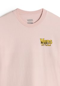 Rosa Baumwoll-T-Shirt mit lockerer Passform, mit einem kleinen gelben Grafiklogo "Vans Off The Wall" auf der linken Brust. Rundhalsausschnitt.