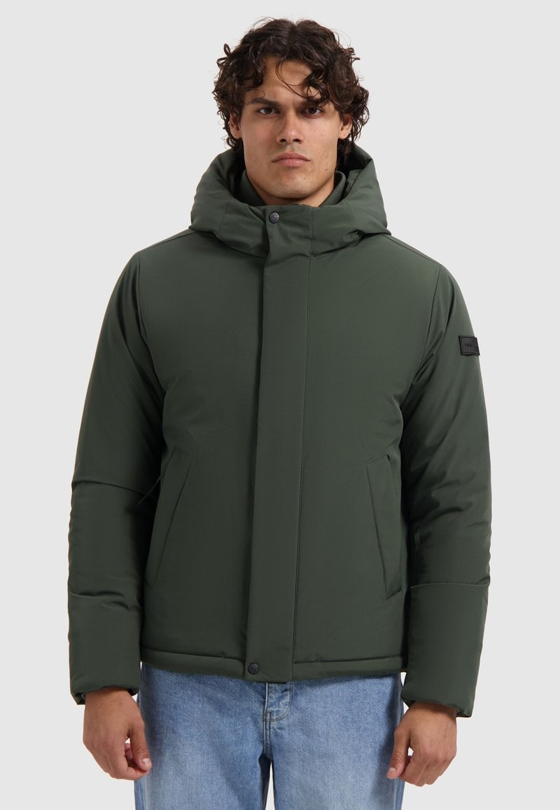Donkergroene geïsoleerde jas met een hoge kraag en capuchon, uitgerust met zijzakken en een knoopsluiting. Gladde, matte textuur overal.