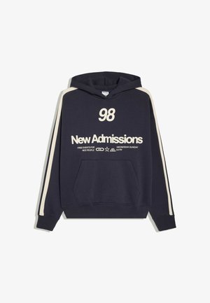 Sweat à capuche bleu marine avec des bandes beiges sur les manches, poche avant et texte blanc indiquant "98 New Admissions" avec des détails plus petits concernant l'événement en dessous.
