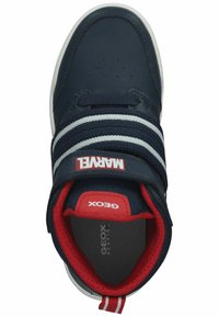 Marineblauer High-Top-Sneaker mit weißen Streifen, roten Akzenten und Velcro-Verschluss. Hergestellt aus synthetischen Materialien, mit gepolsterter Innensohle und Netzfutter.
