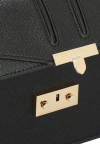 Borsa a tracolla in pelle nera texturizzata con chiusura e dettagli metallici dorati. Presenta una forma rettangolare e cuciture visibili.