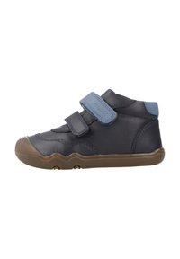 Blauwe en marineleren hoge schoen met rubberen zool. Voorzien van verstelbare klittenbandsluitingen, ronde neus en gestikte details.
