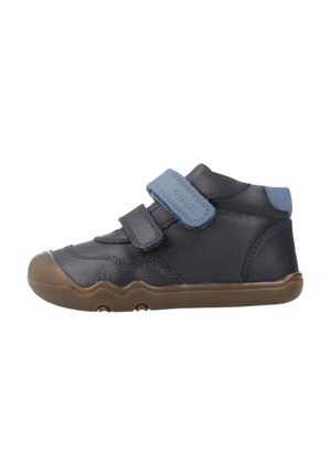 Blauwe en marineleren hoge schoen met rubberen zool. Voorzien van verstelbare klittenbandsluitingen, ronde neus en gestikte details.