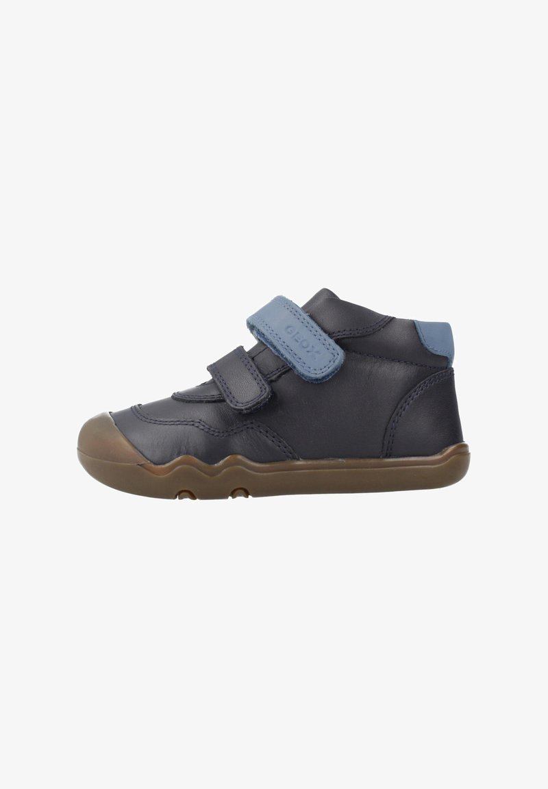 Scarpa alta in pelle blu e blu navy con suola in gomma. Presenta cinturini in Velcro regolabili, punta arrotondata e dettagli cuciti.