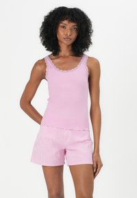 Débardeur rose à côtes avec finition en dentelle et shorts rayés assortis, présentant une coupe décontractée et une texture douce.