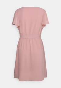 Korte roze jurk met fladdermouwen, elastische taille en een gladde textuur. Eenvoudig ontwerp met een schone silhouette en zonder patronen.