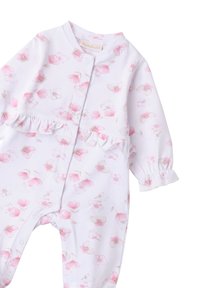 Jumpsuit blanc avec motif de papillons roses, présentant une taille froncée, des manches longues avec des poignets élastiques et des fermetures à boutons-pression à l'avant.