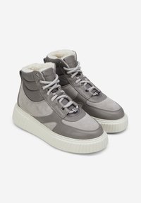 Sneaker alte in pelle e scamosciato grigio con un morbido rivestimento interno, suola bianca grossa e dettagli metallici per la regolazione dei lacci.