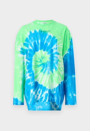 Hosszú ujjú, élénk zöld és kék színű batikolt pulóver, spirálmintázattal és kerek nyakkivágással, puha anyagból készült.