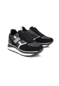 Scarpe sportive nere in suede e rete con un design a strisce bianche e grigie, colletto imbottito e suola in gomma bianca elevata.