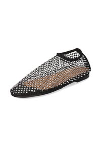 Scarpa in rete nera con decorazioni in strass, punta affusolata e suola piatta. La fodera interna color marrone chiaro e il bordo nero evidenziano il design.